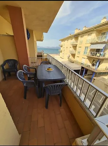 Renovated flat with terrace 30m from Riells beach and shops
