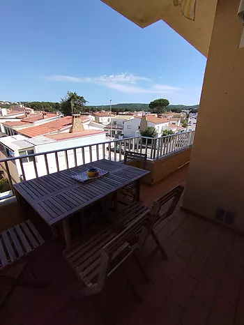 Renovated flat with terrace 30m from Riells beach and shops