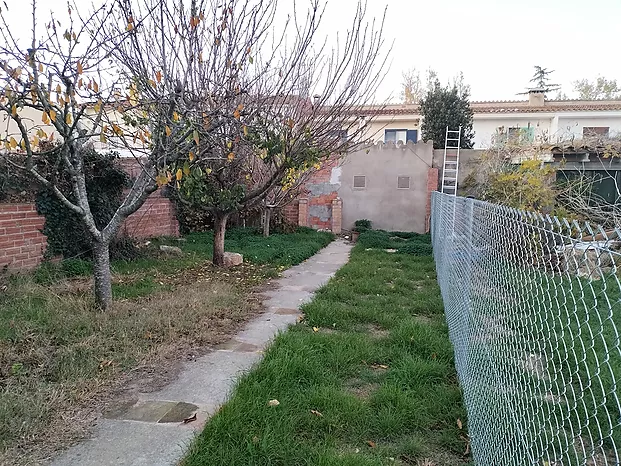 Parcela con un edificio para reconstruir o reformar